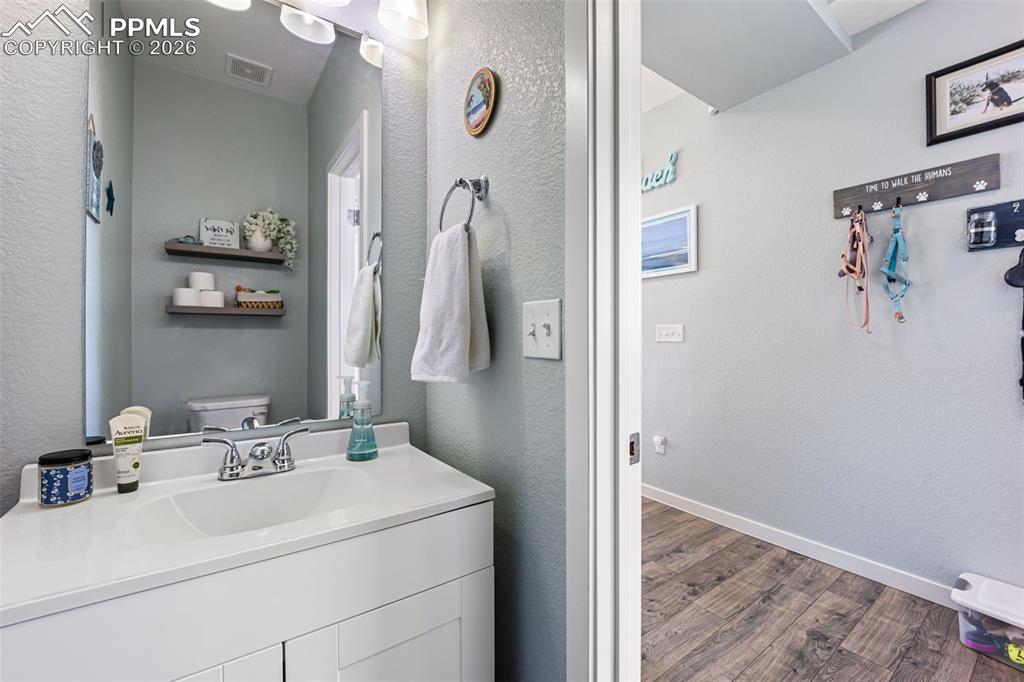 Image 6 of 50: Bathroom