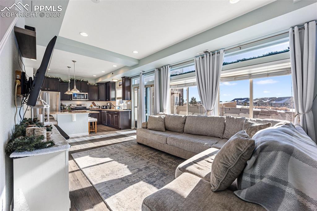 Image 7 of 50: Living Room