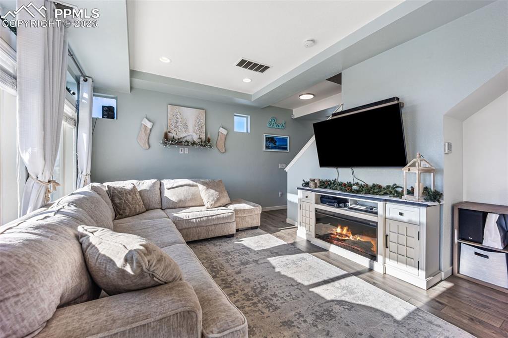 Image 8 of 50: Living Room