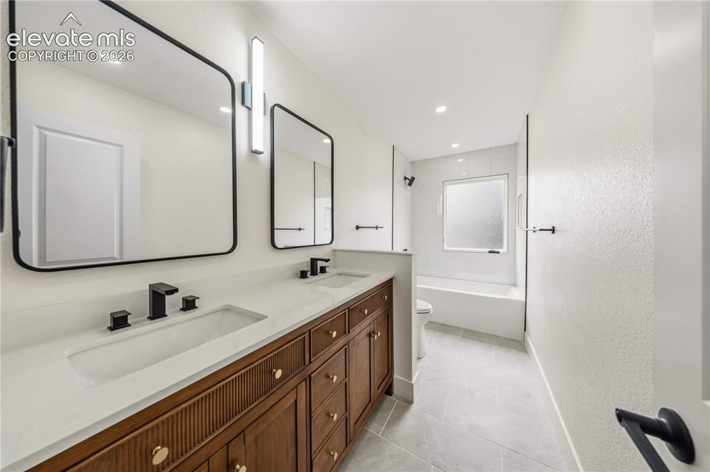 Image 14 of 33: Bathroom