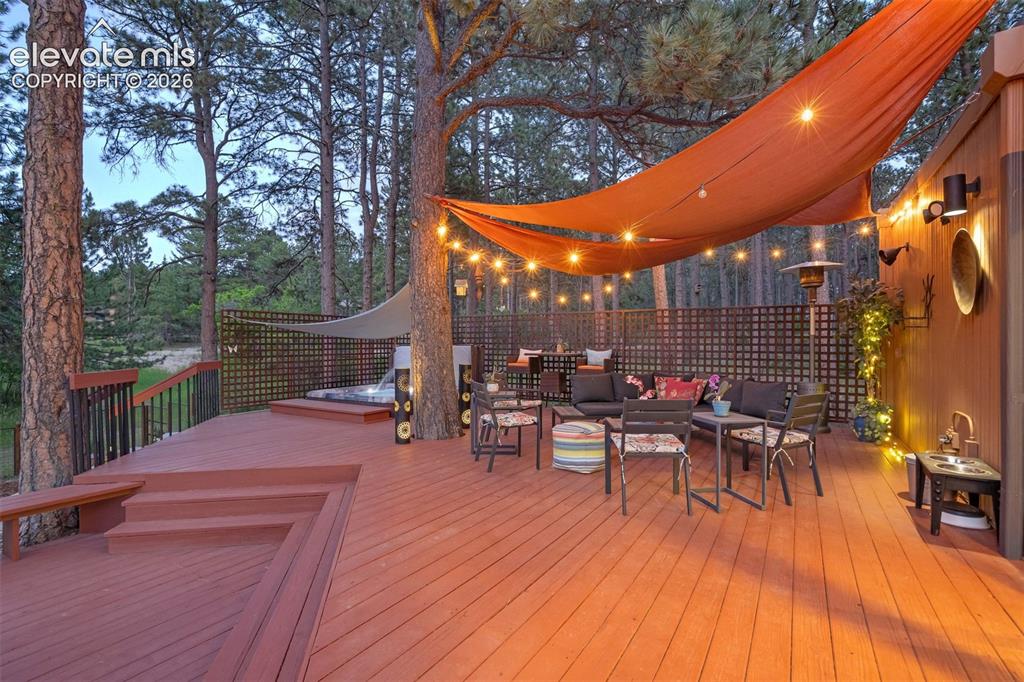 Image 10 of 50: Deck