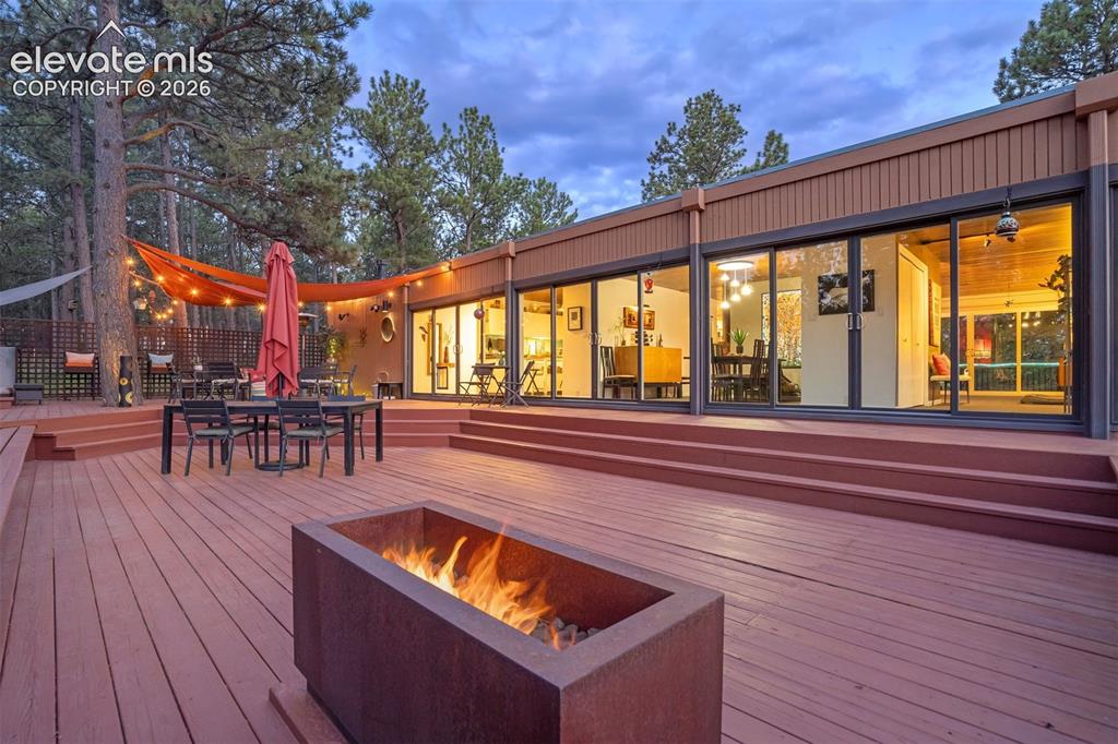 Image 8 of 50: Deck