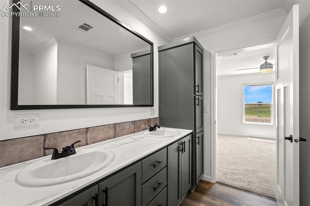 Image 10 of 39: Bathroom
