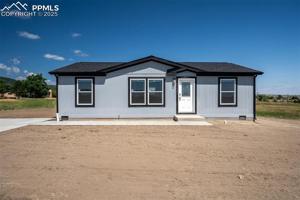 Image 17 of 39: Front of Structure