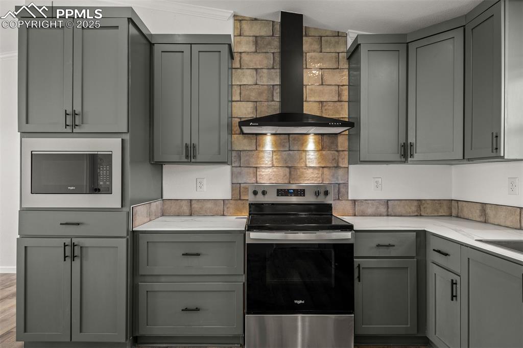 Image 27 of 39: Kitchen