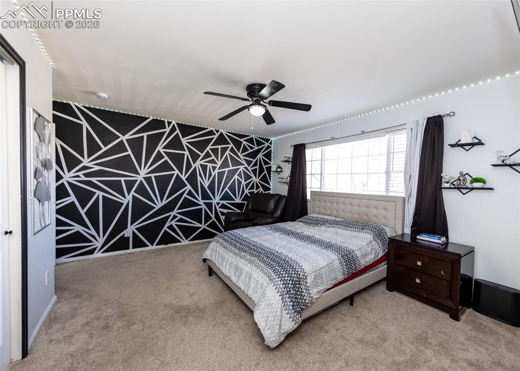 Image 14 of 25: Bedroom