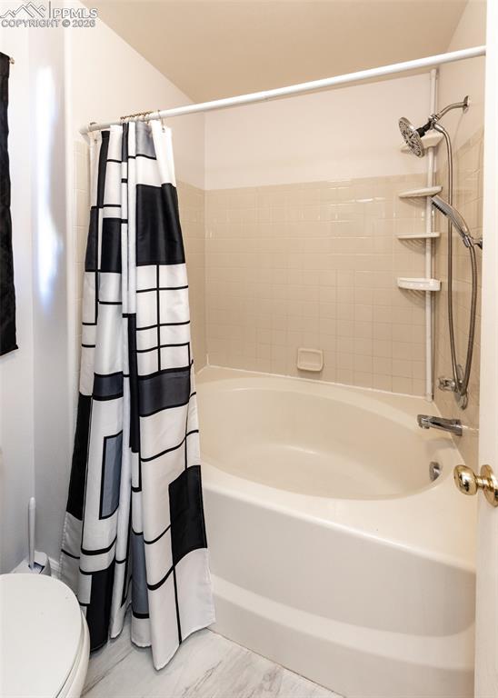 Image 18 of 25: Bathroom