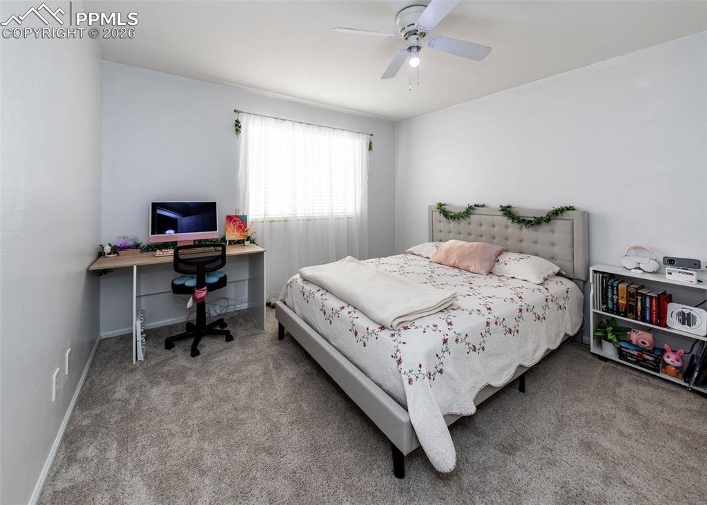 Image 19 of 25: Bedroom