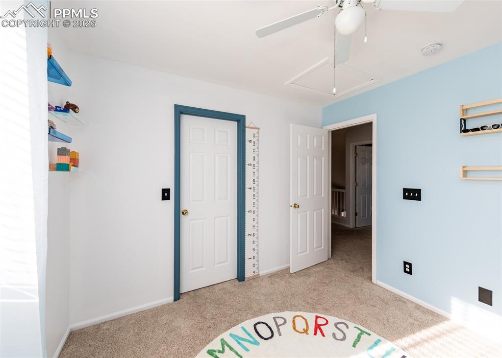 Image 22 of 25: Bedroom