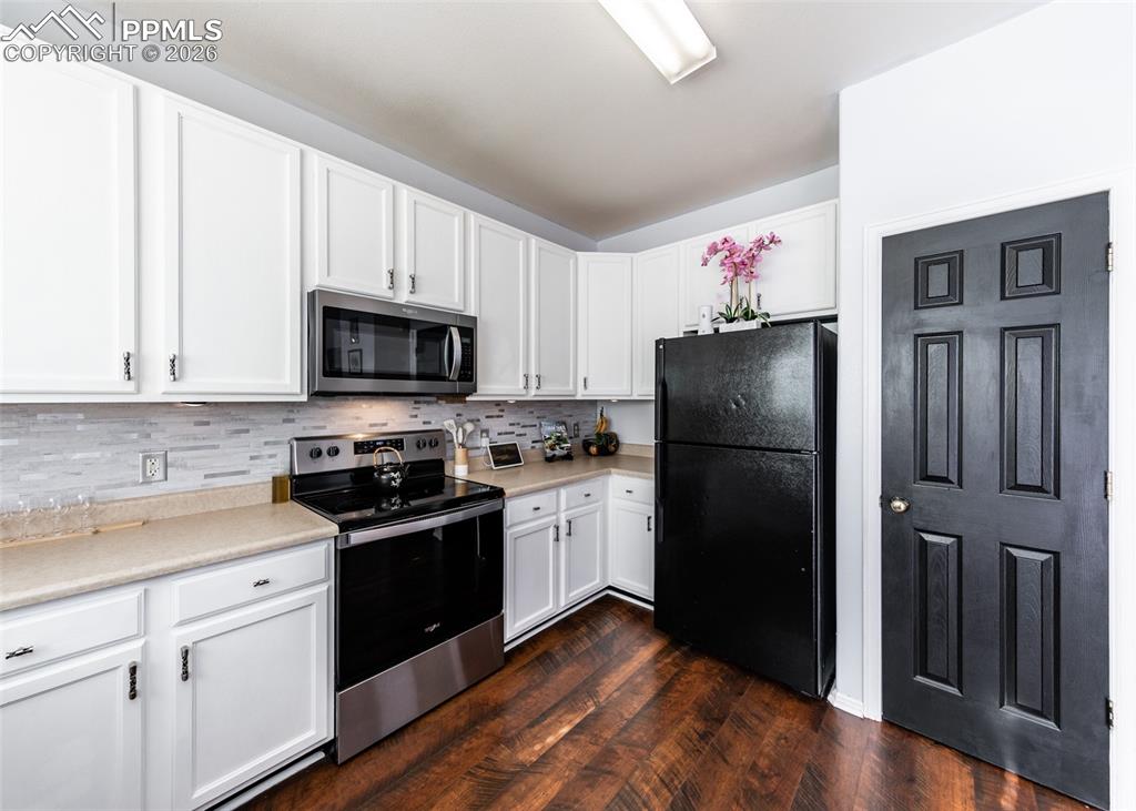 Image 8 of 25: Kitchen