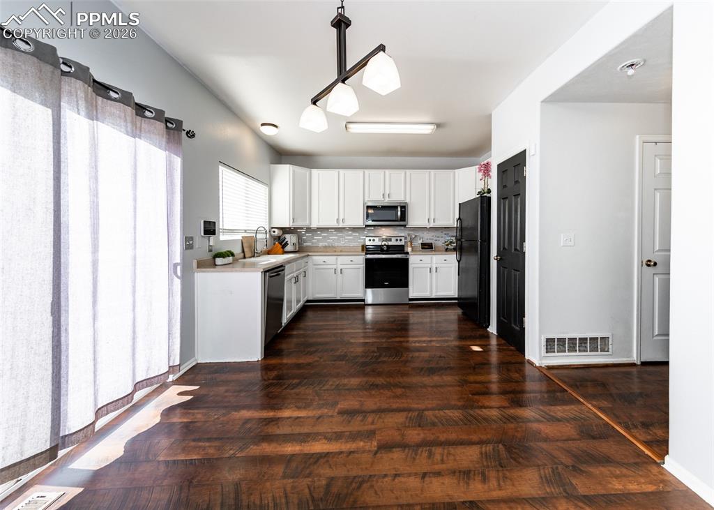 Image 9 of 25: Kitchen