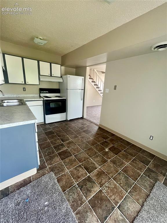 Image 11 of 27: Kitchen