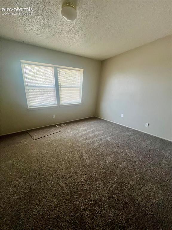 Image 18 of 27: Bedroom