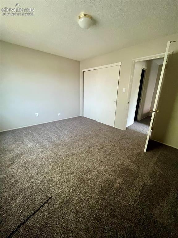 Image 19 of 27: Bedroom