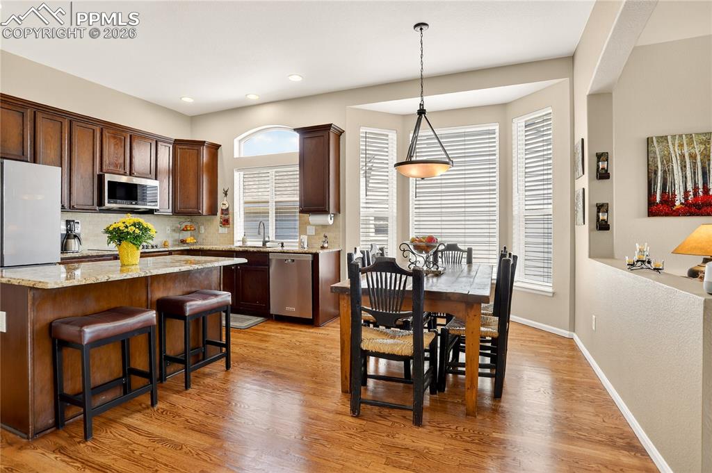 Image 10 of 40: Kitchen