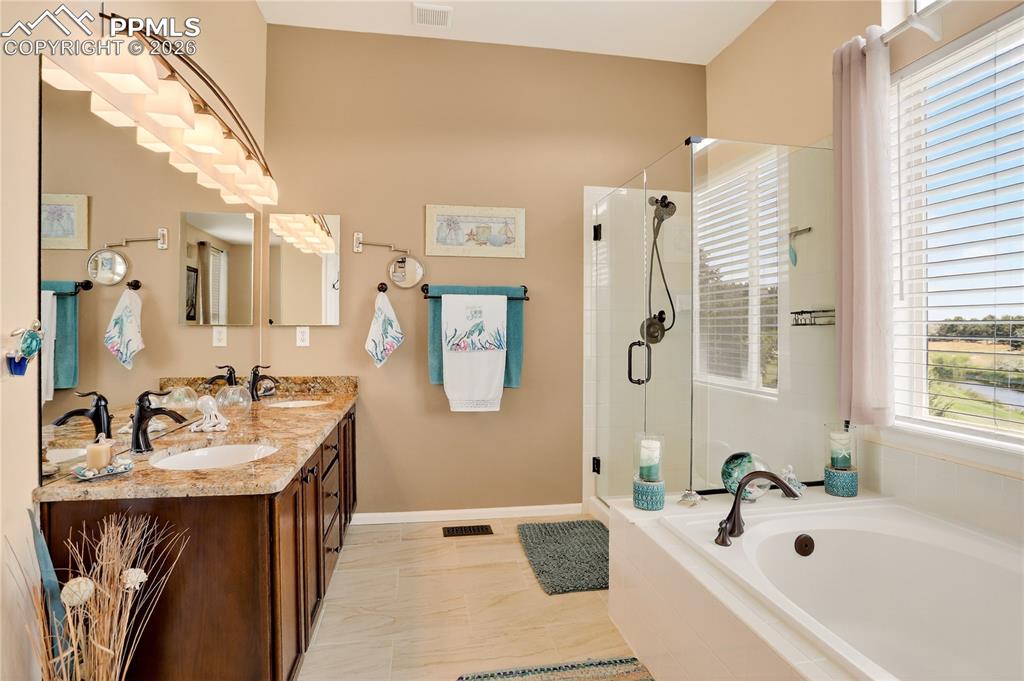 Image 18 of 40: Bathroom