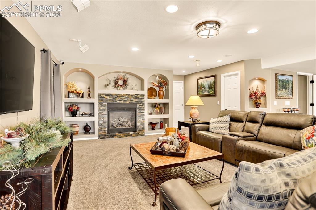 Image 25 of 40: Living Room