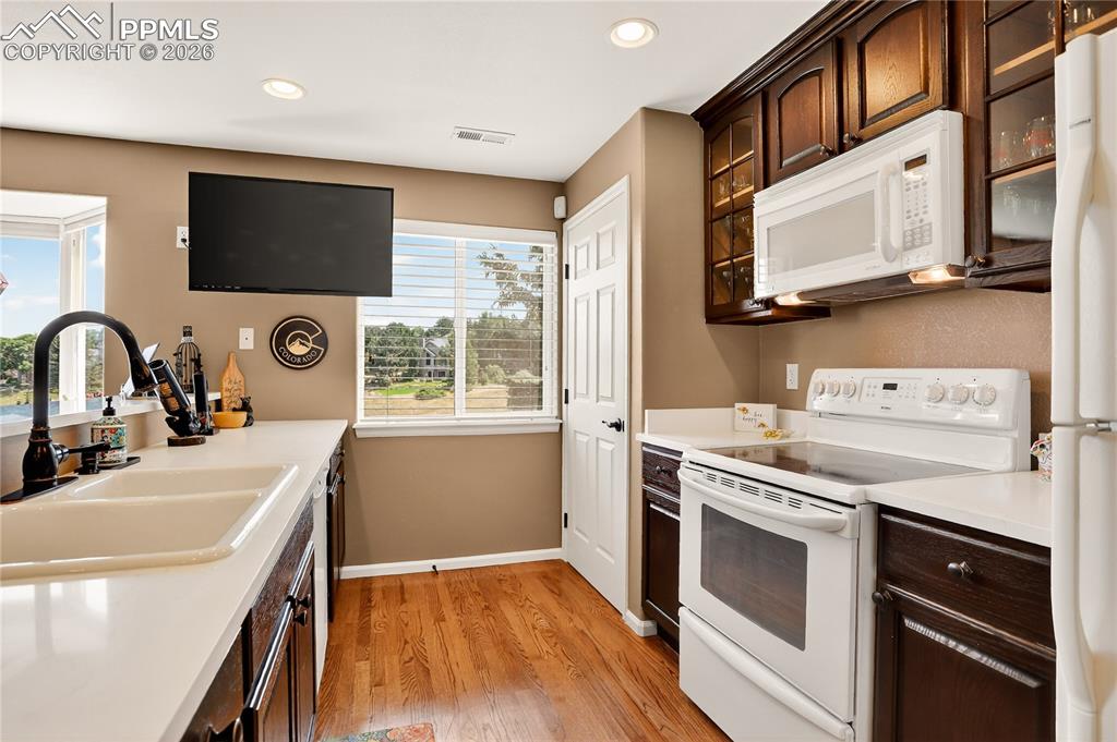 Image 29 of 40: Kitchen