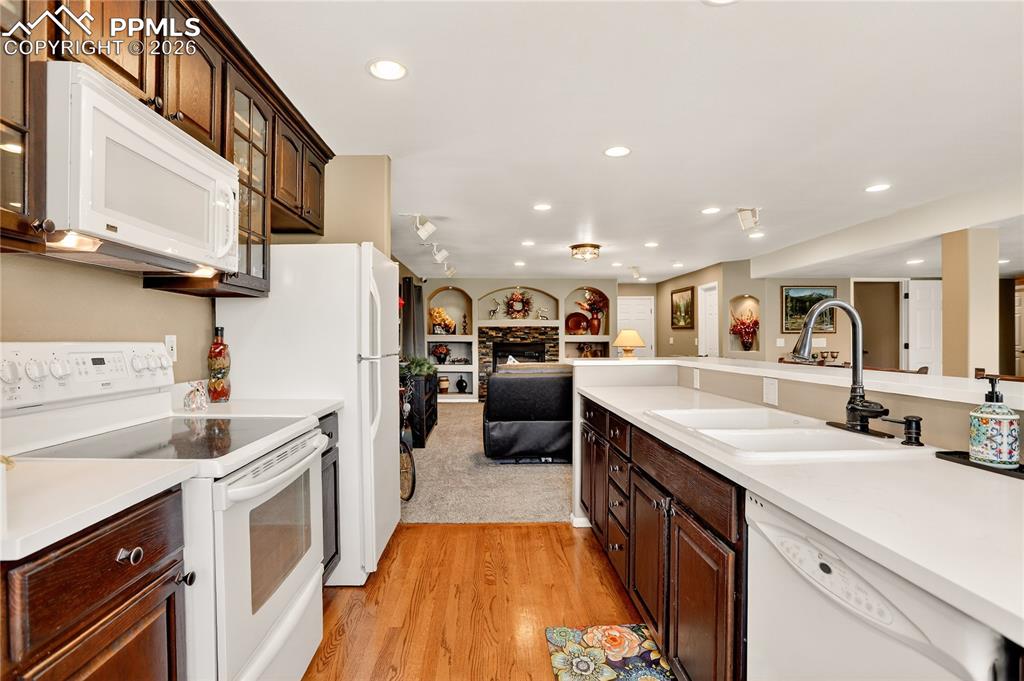 Image 30 of 40: Kitchen