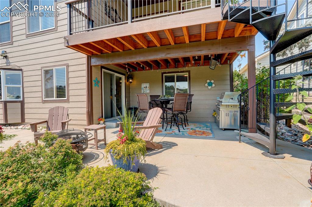 Image 34 of 40: Patio