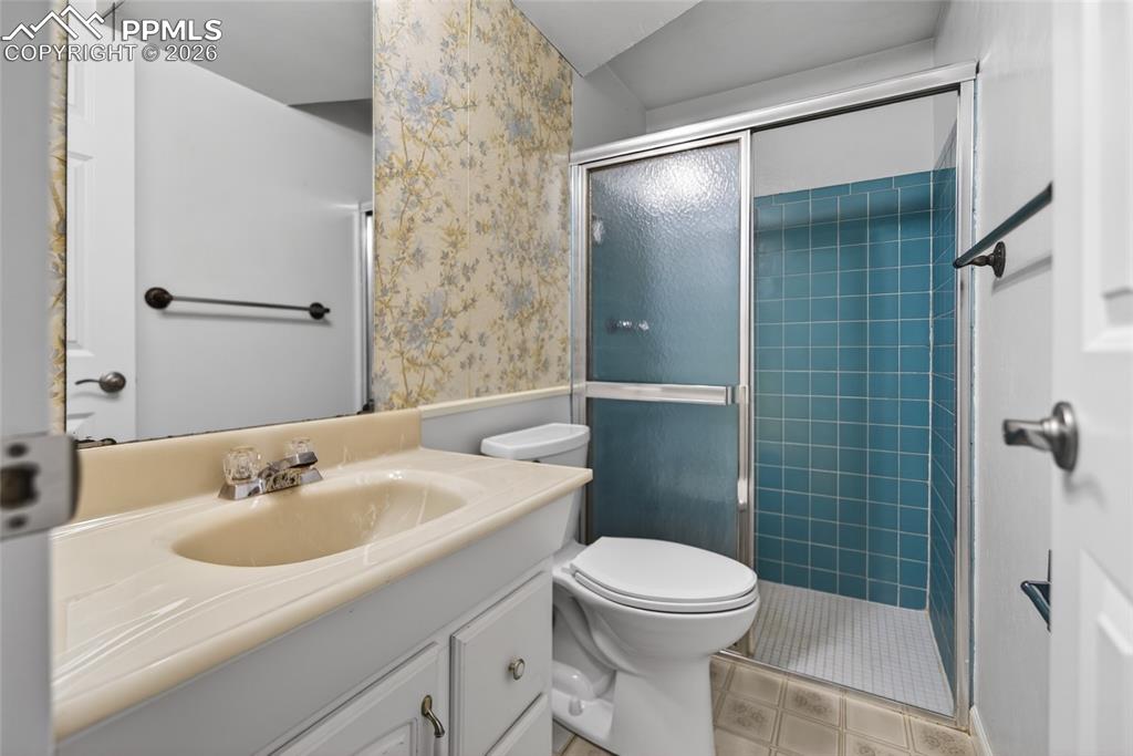 Image 16 of 33: Bathroom