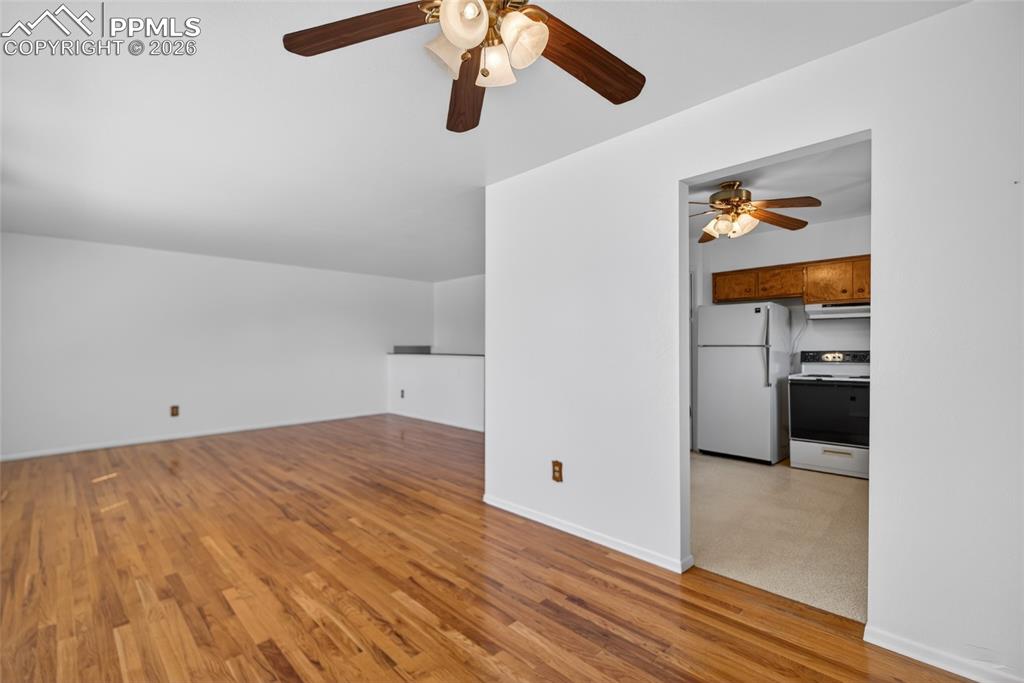 Image 26 of 33: Living Room