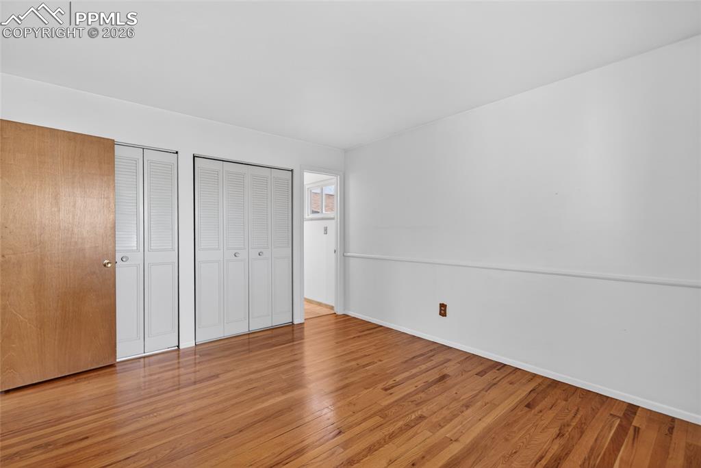 Image 27 of 33: Bedroom