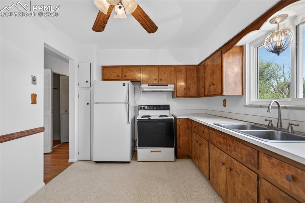 Image 6 of 33: Kitchen