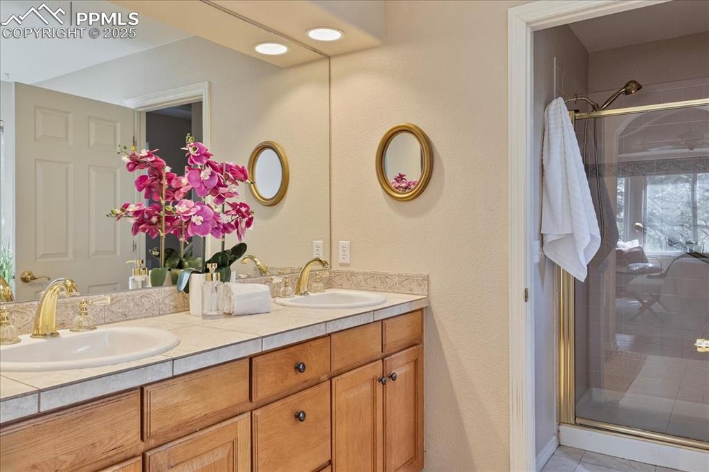 Image 17 of 46: Bathroom