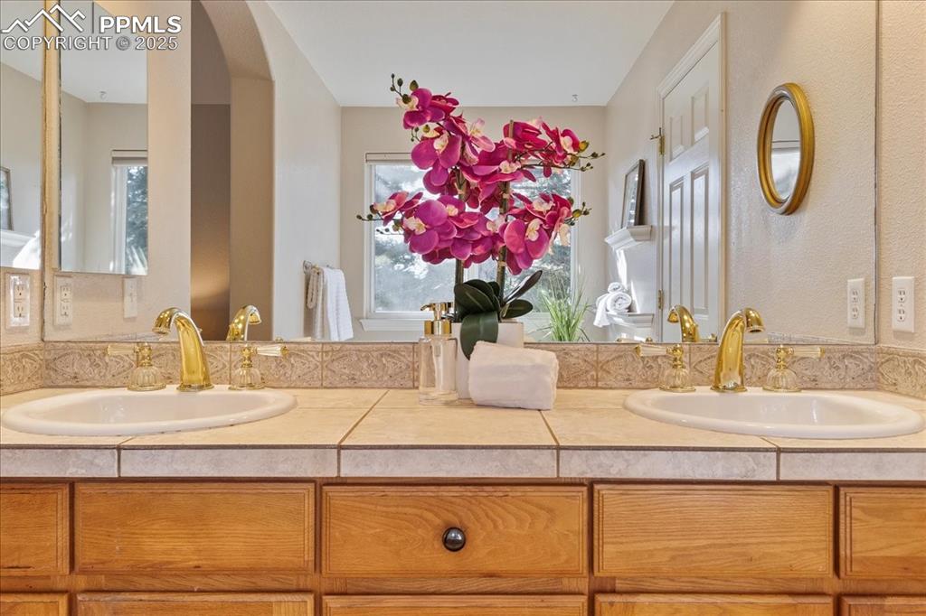 Image 19 of 46: Bathroom