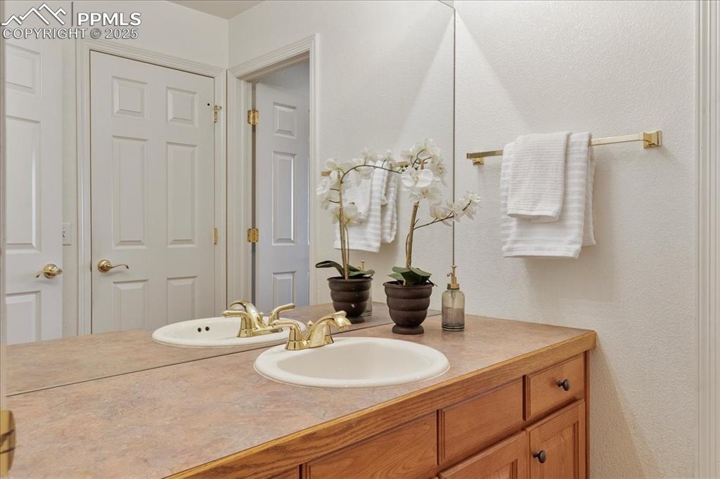 Image 21 of 46: Bathroom