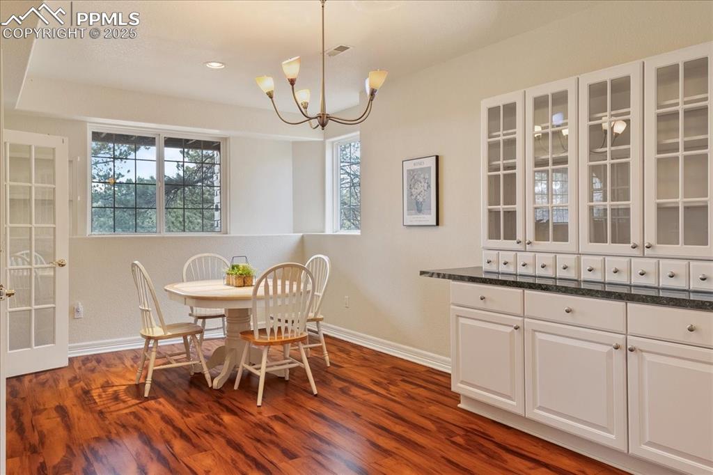 Image 32 of 46: Dining Area