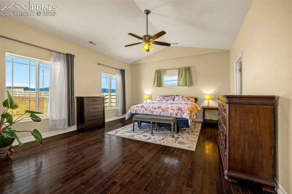 Image 15 of 38: Bedroom