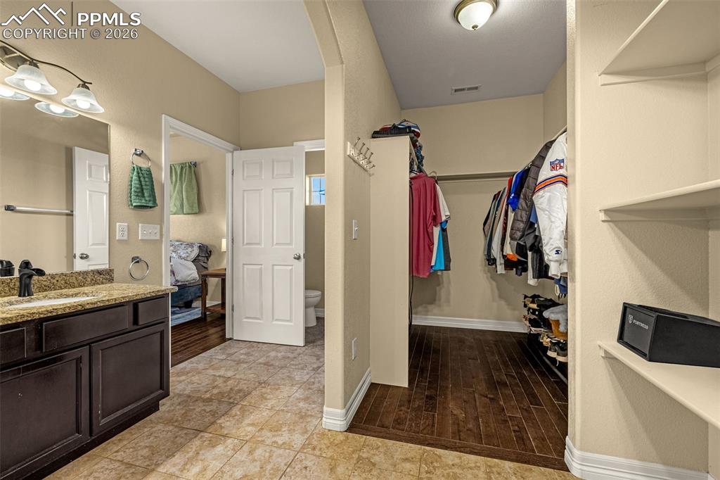 Image 19 of 38: Bathroom