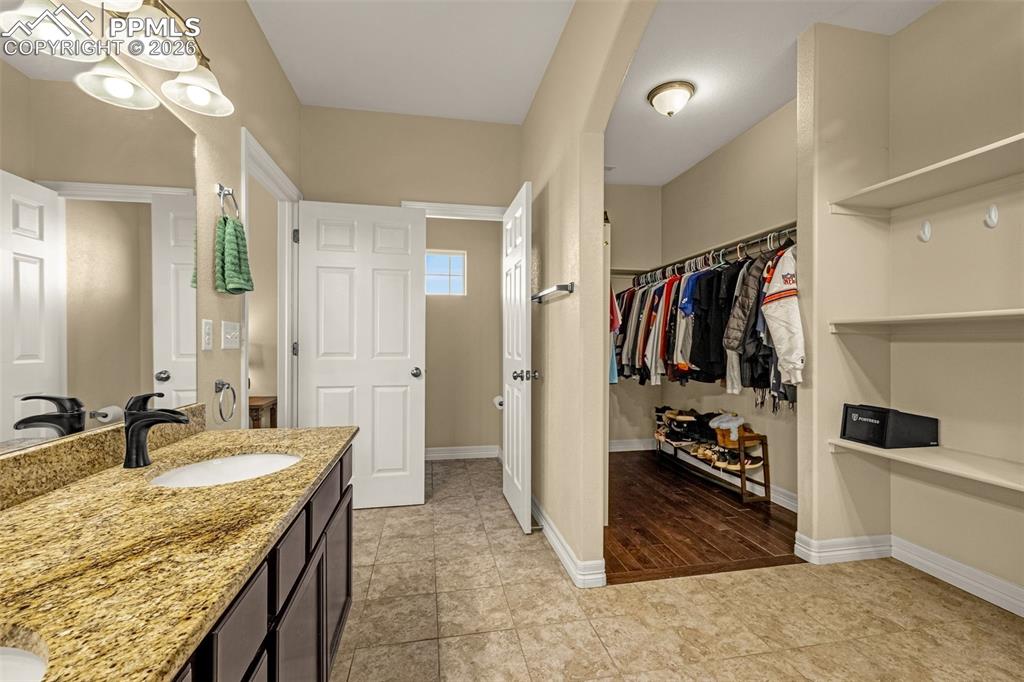 Image 20 of 38: Bathroom