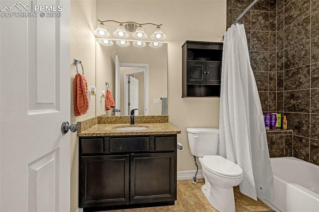 Image 24 of 38: Bathroom