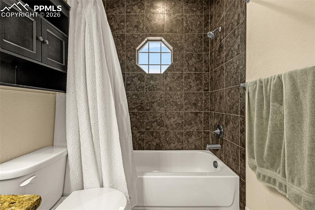 Image 25 of 38: Bathroom