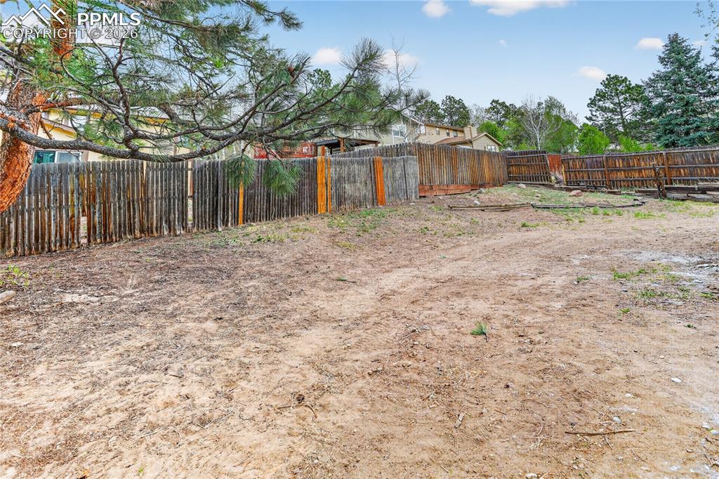 Image 23 of 24: Spacious backyard 