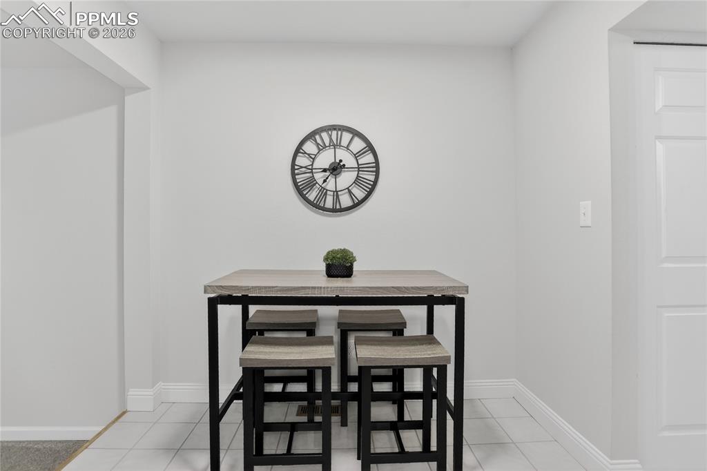 Image 8 of 24: Dining nook