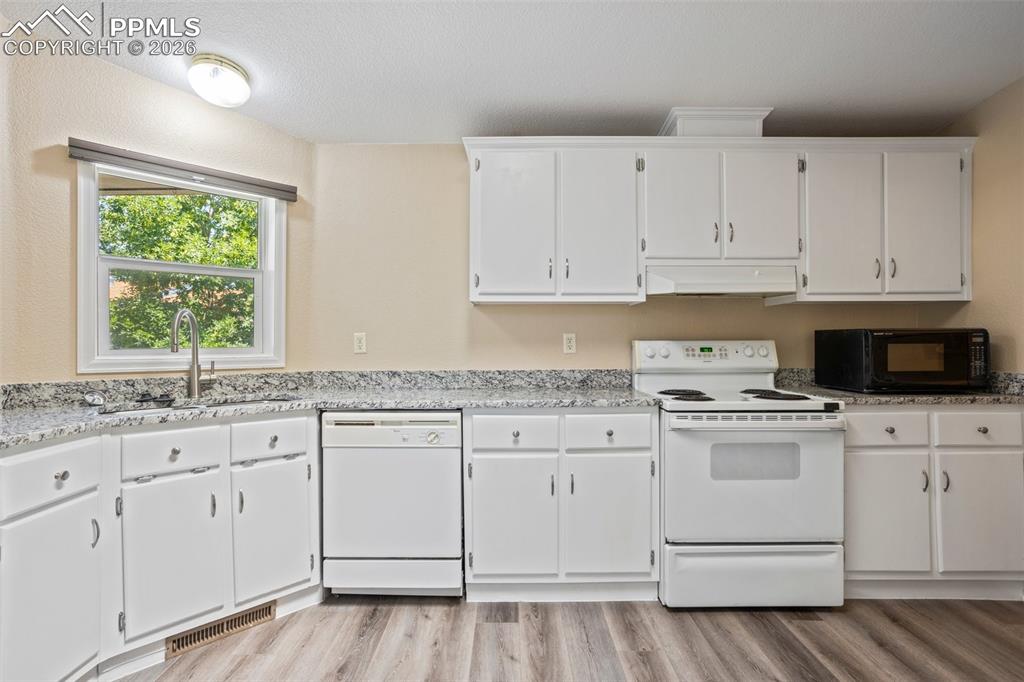 Image 16 of 37: Kitchen