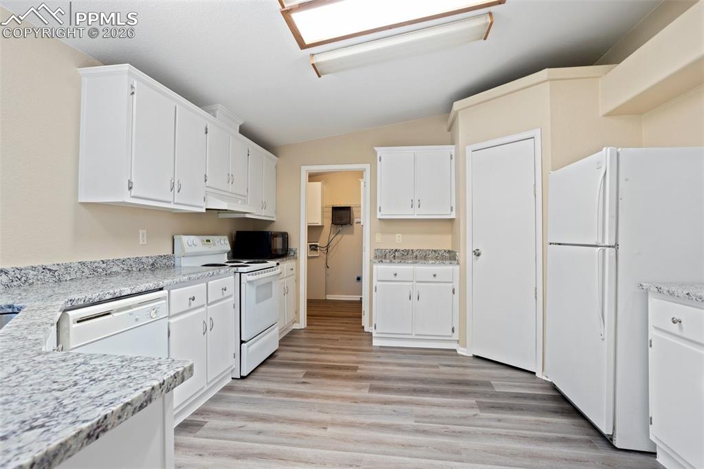 Image 17 of 37: Kitchen