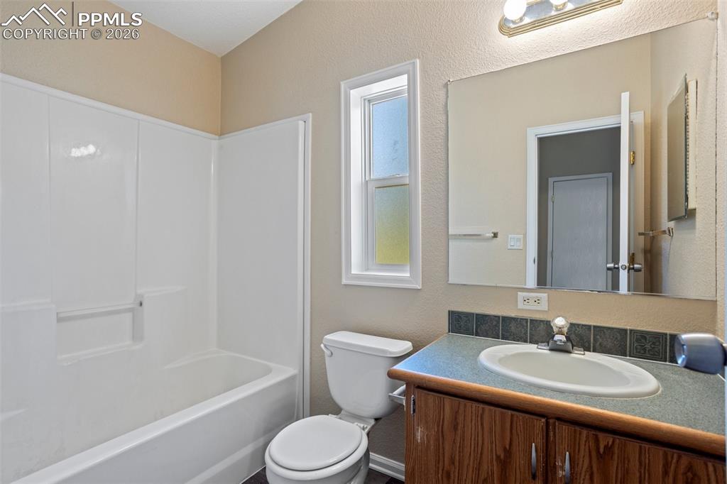 Image 29 of 37: Bathroom