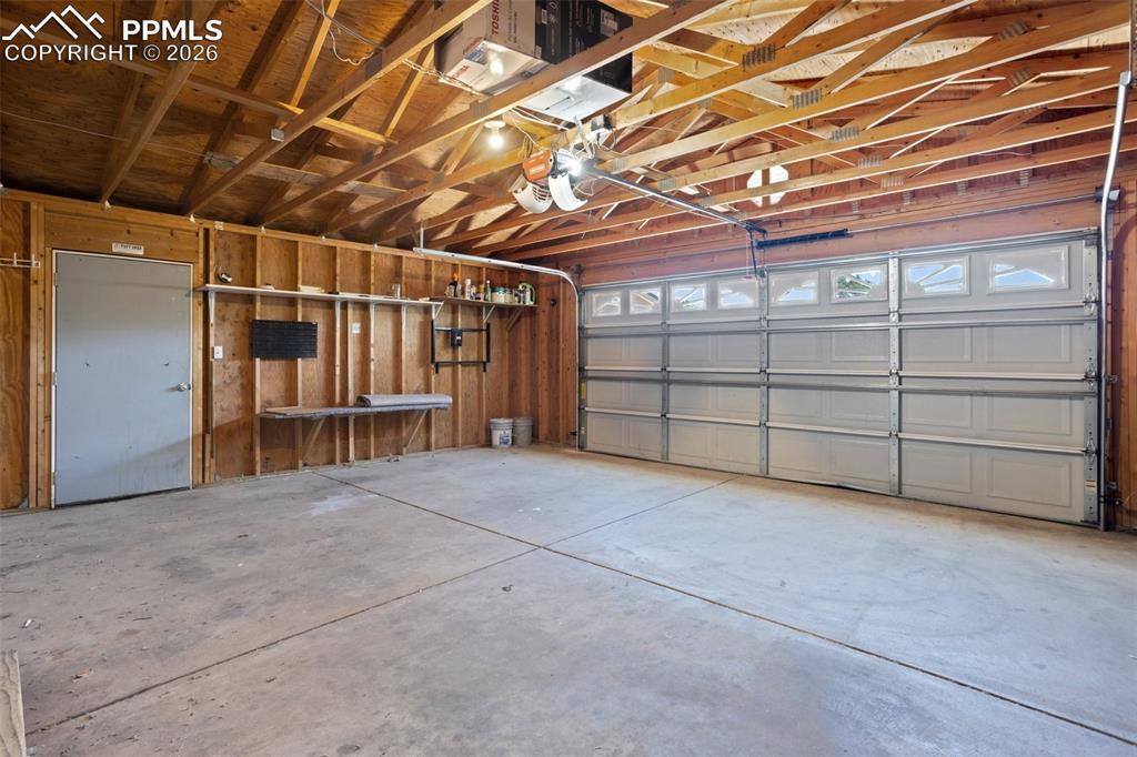 Image 34 of 37: Garage