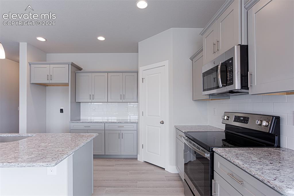 Image 13 of 23: Kitchen