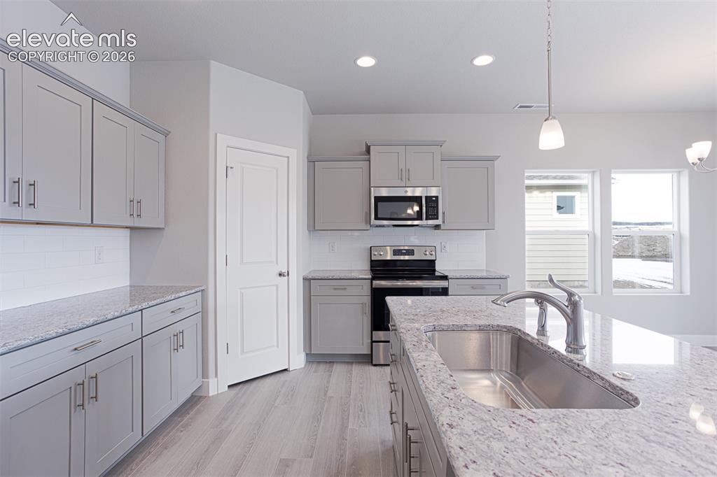Image 14 of 23: Kitchen