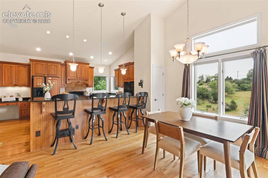 Image 10 of 40: Kitchen