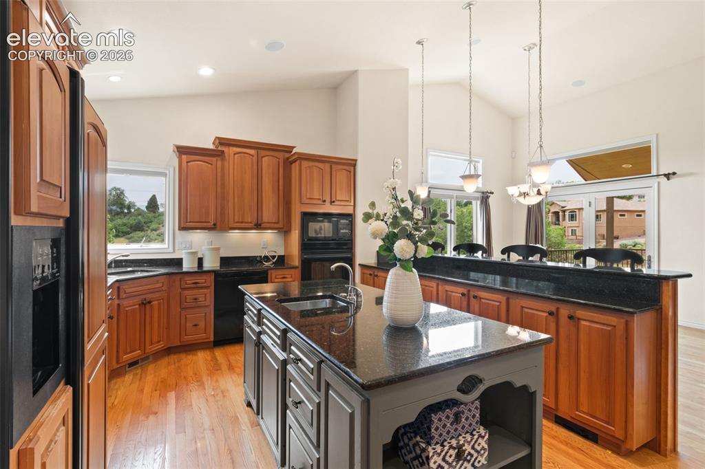 Image 11 of 40: Kitchen