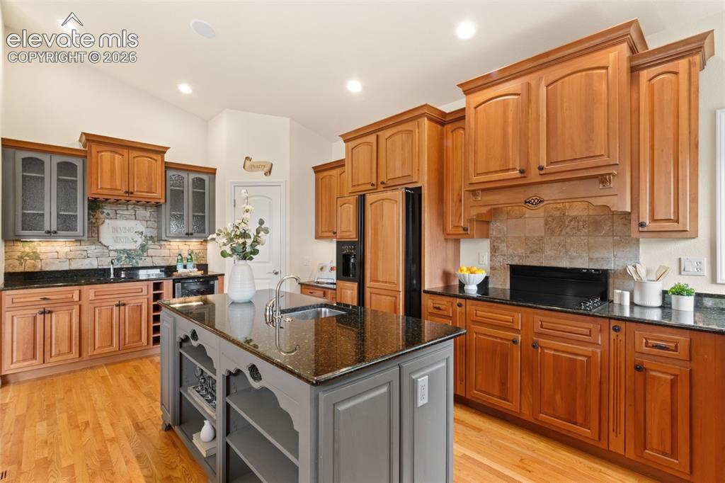 Image 8 of 40: Kitchen