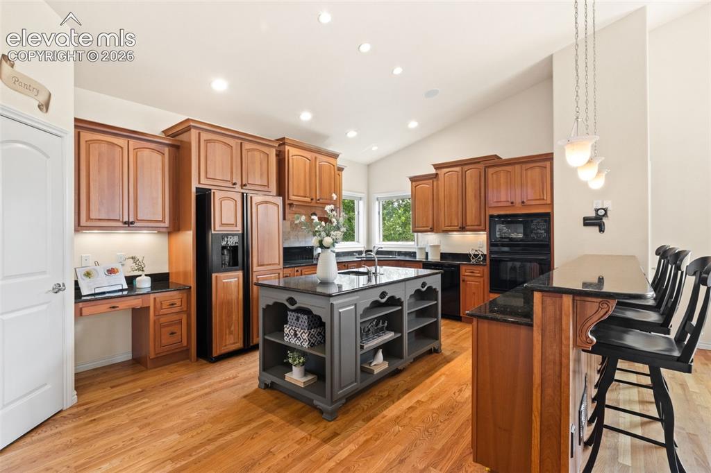 Image 9 of 40: Kitchen