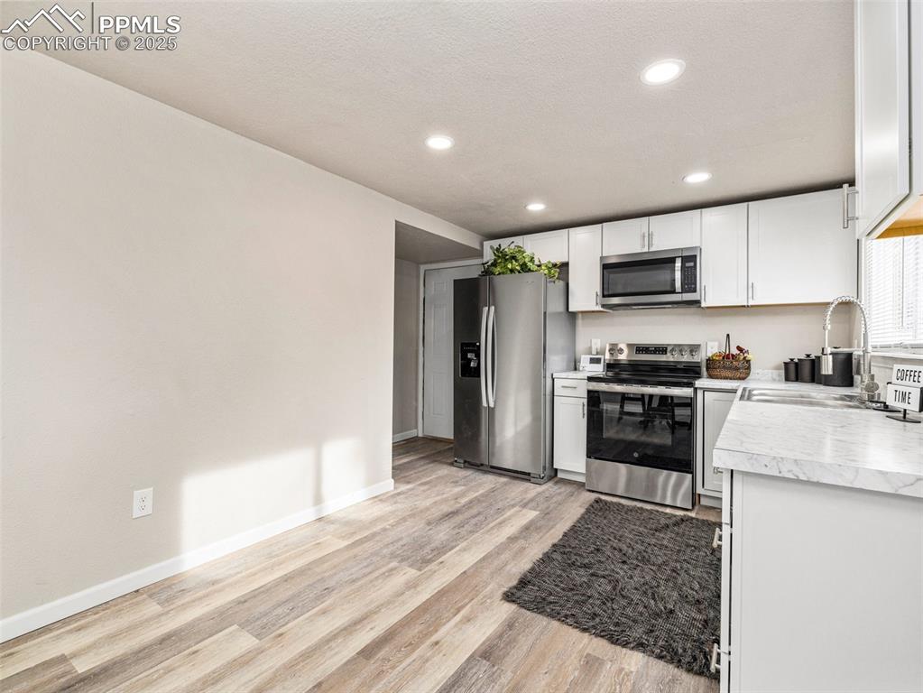 Image 13 of 27: Kitchen